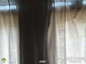 他感觉家里有人盯着他看 抬头望向窗帘差点吓尿