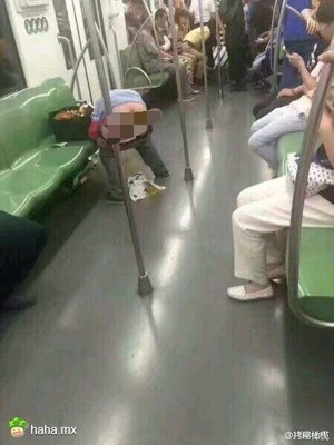 前两天地铁上的一幕，太可怕了。你可以在地铁安静的看厕所读物，但不要真的把地铁当成厕所好吗？周围人都在这个封闭车厢里面，如何淡定…